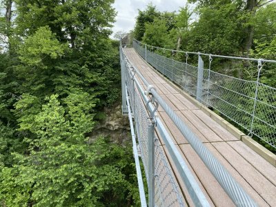 Beugenbach-Fussgänger-und-Fahrrad-Hängebrücke-Meilen