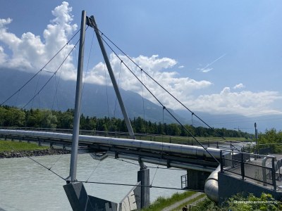 riesiger-Pylon-Flusshaengebruecke-Rhein-Liechtenstein