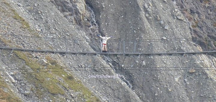 Mann mit heruntergelassenen Hosen auf der Hängebrücke
